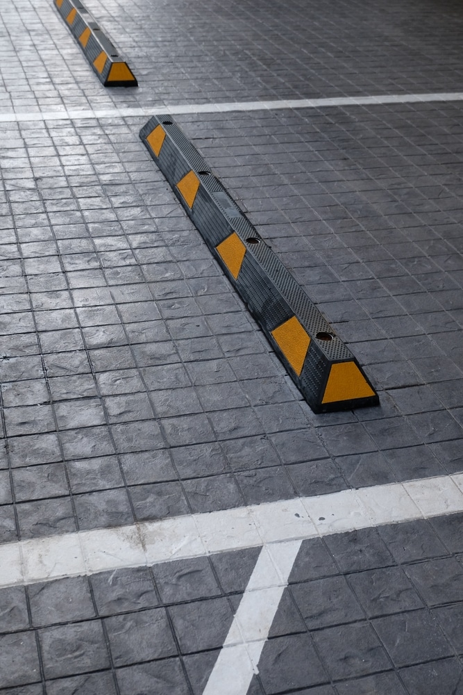 Luminaires Suspension Bambou Noir | Design Bohème Moderne Trio de luminaires suspensions en bambou naturel et noir. Abat-jours tressés de style bohème-chic, suspendus au plafond blanc.