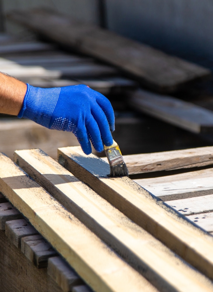 Luminaires Suspension Bambou Noir | Design Bohème Moderne Trio de luminaires suspensions en bambou naturel et noir. Abat-jours tressés de style bohème-chic, suspendus au plafond blanc.