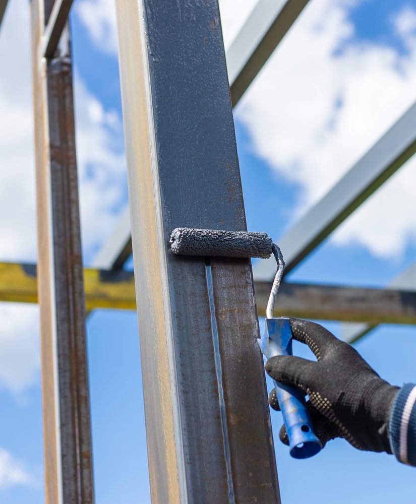 Luminaires Suspension Bambou Noir | Design Bohème Moderne Trio de luminaires suspensions en bambou naturel et noir. Abat-jours tressés de style bohème-chic, suspendus au plafond blanc.